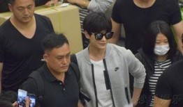 杨洋上海机场最新爆料,揭秘明星私生活瞬间